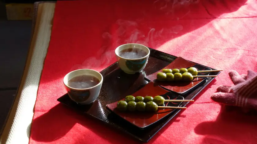 فنجانا قهوة ساخنة على صينية مع زيتون—أجواء تذوق مستوحاة من ترند القهوة بزيت الزيتون.